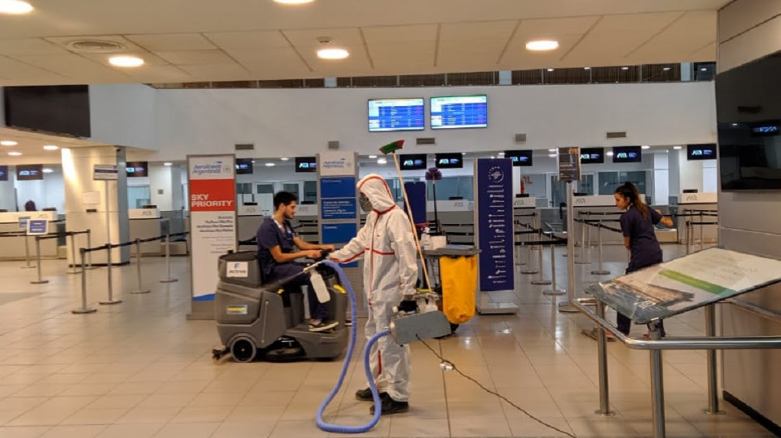 El aeropuerto reforzó tareas de limpieza y seguridad por la pandemia